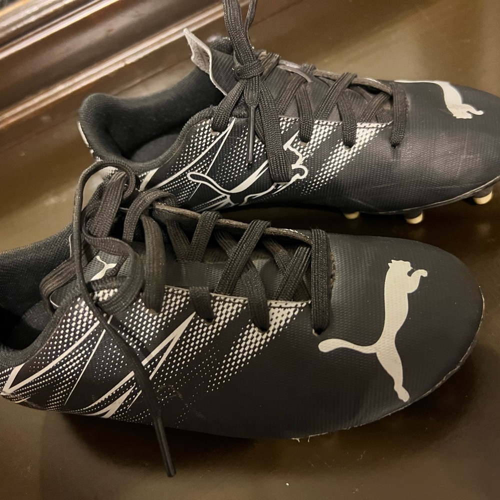 Kid’s cleats size 13
